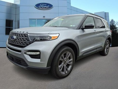 Certified 2022 Ford Explorer XLT w/ Equipment Group 202A image 3