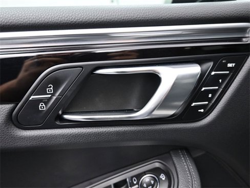 Certified 2022 Porsche Macan image 8