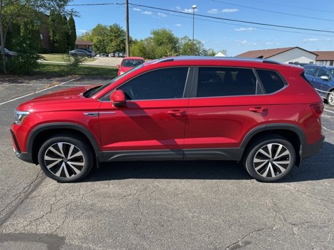 Used 2022 Volkswagen Taos SE w/ Panoramic Sunroof Package image 2
