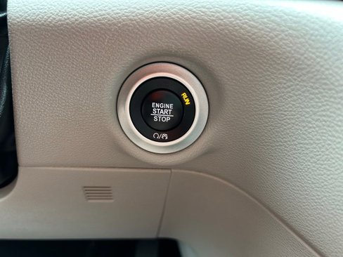 Used 2023 Chrysler Pacifica Touring-L image 24
