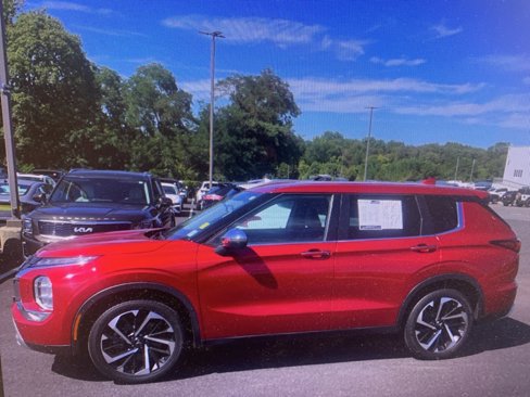 Used 2022 Mitsubishi Outlander SE image 3