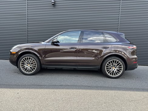 Certified 2022 Porsche Cayenne Platinum Edition image 2