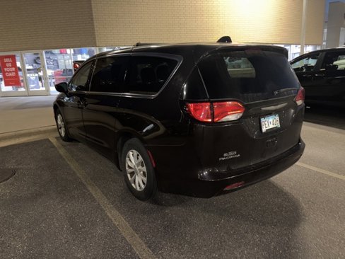 Used 2017 Chrysler Pacifica Touring w/ Tire & Wheel Group image 5