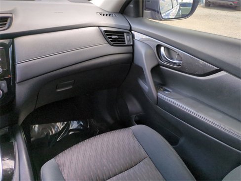 Used 2017 Nissan Rogue SV image 18
