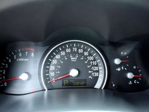 Used 2012 Kia Sedona LX image 24