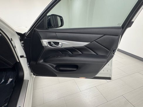 Used 2019 INFINITI Q70 Luxe image 13