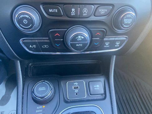 Used 2019 Jeep Cherokee Limited w/ Luxury Group image 26