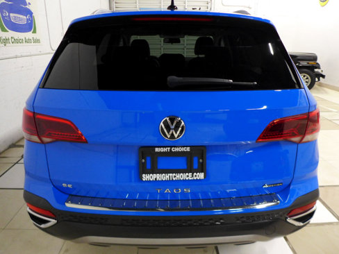 Used 2022 Volkswagen Taos SE w/ Panoramic Sunroof Package image 9