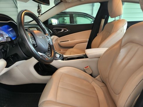 Used 2017 Chrysler 200 Limited Platinum image 25