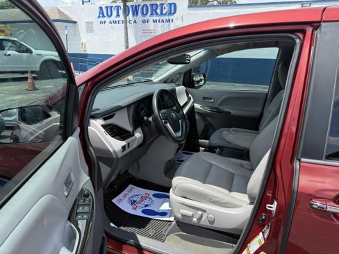 Used 2017 Toyota Sienna XLE image 10
