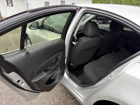 Used 2016 Chevrolet Cruze LT image 9