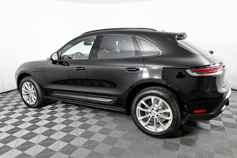 Certified 2025 Porsche Macan image 2