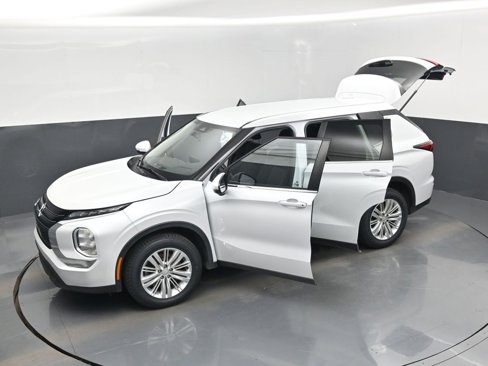 Used 2022 Mitsubishi Outlander ES image 41