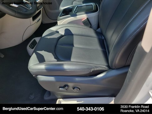 Used 2024 Chrysler Pacifica Touring-L image 24