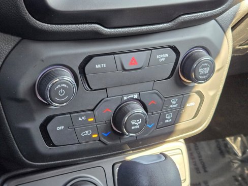 Used 2018 Jeep Renegade Latitude image 24