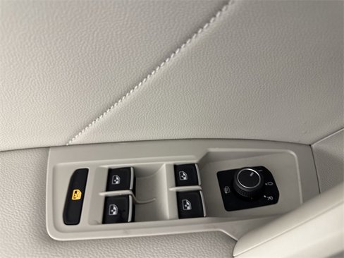 Used 2022 Volkswagen Tiguan SE R-Line image 16