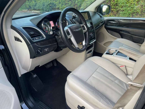 Used 2016 Chrysler Town & Country Touring w/ Driver Convenience Group image 6