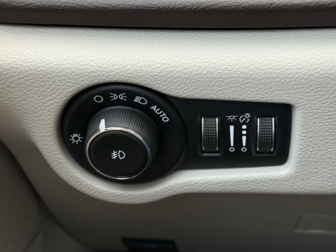 Used 2018 Chrysler Pacifica Touring-L Plus image 32