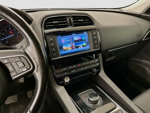 Used 2017 Jaguar F-PACE Premium image 26