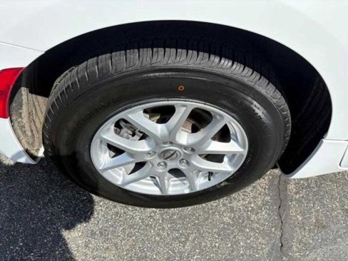 Used 2023 Chrysler Voyager LX image 9