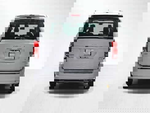 Used 2019 Dodge Grand Caravan SXT image 3