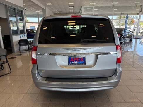 Used 2016 Chrysler Town & Country Touring image 4