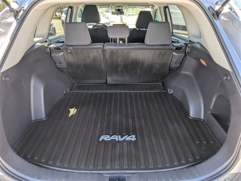Used 2020 Toyota RAV4 LE image 6