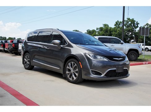 Used 2017 Chrysler Pacifica Limited image 2