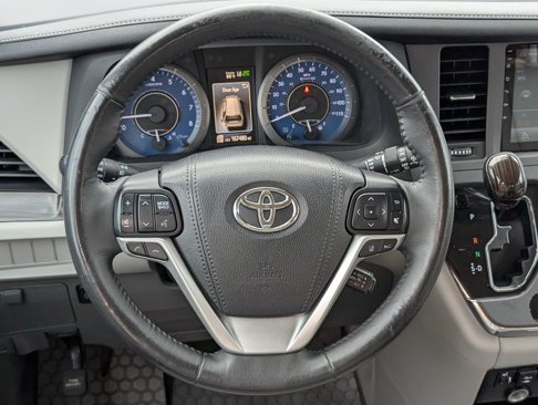 Used 2018 Toyota Sienna XLE image 12