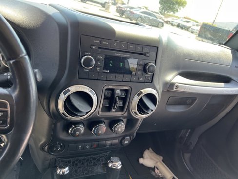 Used 2018 Jeep Wrangler Unlimited Sahara w/ Connectivity Group image 17
