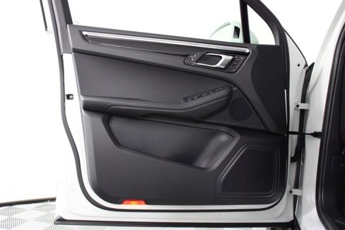 Certified 2025 Porsche Macan image 20