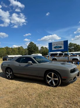 Used 2019 Dodge Challenger SXT image 1