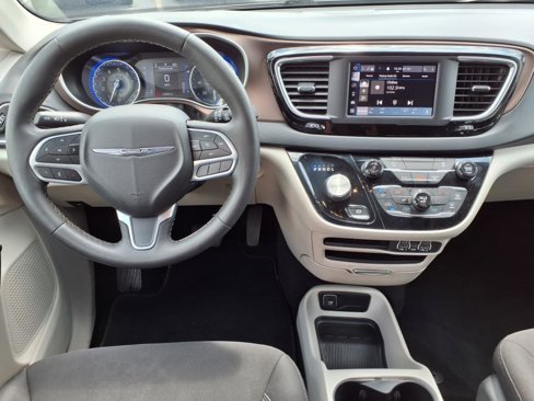 Used 2023 Chrysler Voyager LX image 12