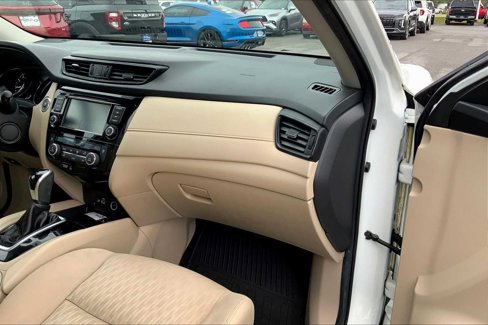 Used 2018 Nissan Rogue SV image 18