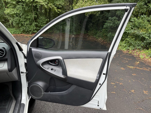 Used 2014 Toyota RAV4 EV image 36