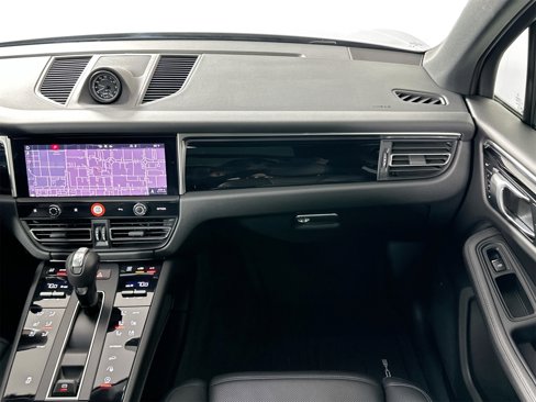 Certified 2024 Porsche Macan image 31