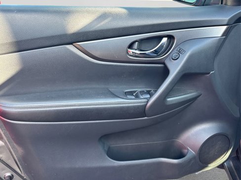 Used 2016 Nissan Rogue SV w/ SV Premium Package image 24