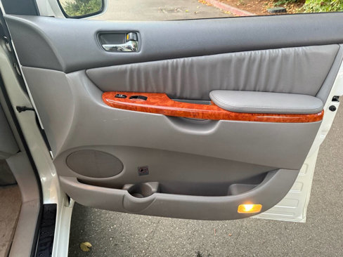 Used 2008 Toyota Sienna XLE Limited image 37