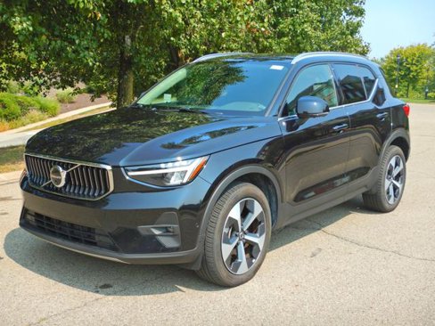 Used 2025 Volvo XC40 B5 Plus image 1