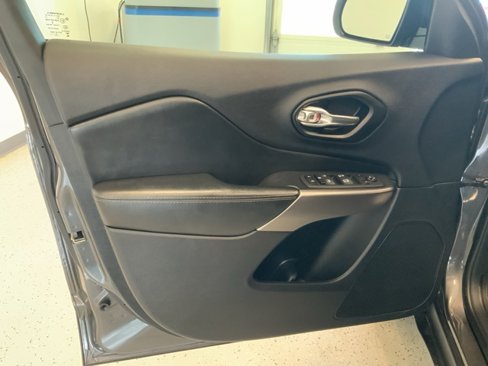 Used 2022 Jeep Cherokee Latitude Lux w/ Mopar Interior Package image 37