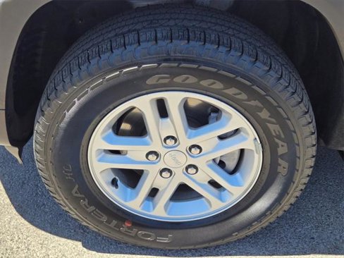 Used 2023 Jeep Grand Cherokee Laredo image 11