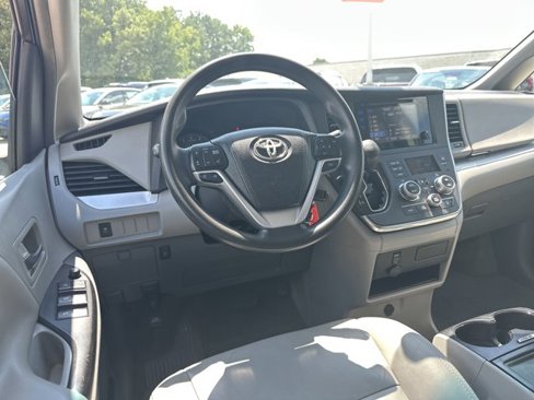 Used 2015 Toyota Sienna LE image 27