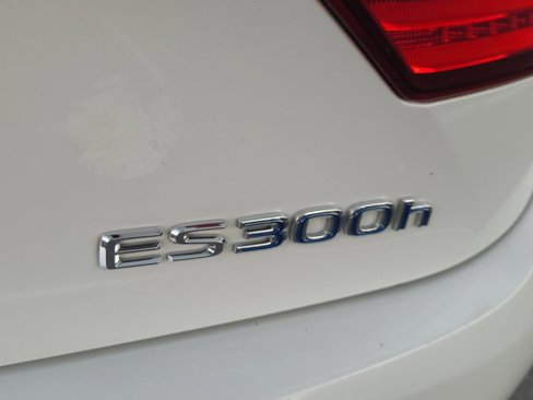 Used 2013 Lexus ES 300h image 29