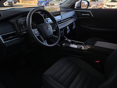 New 2025 Mitsubishi Outlander SE image 8