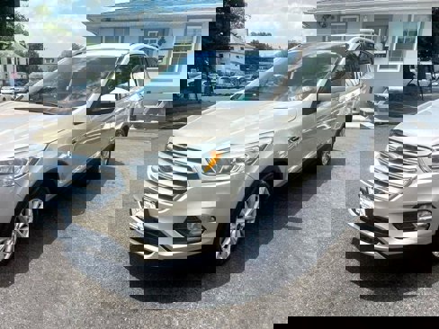 Used 2017 Ford Escape Titanium image 3