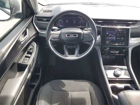 Used 2023 Jeep Grand Cherokee Laredo image 25
