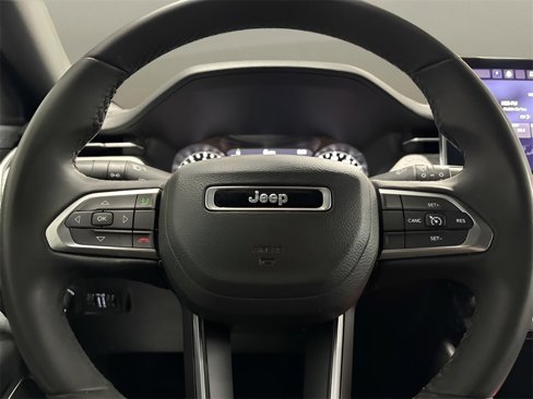 Used 2023 Jeep Compass Latitude image 13