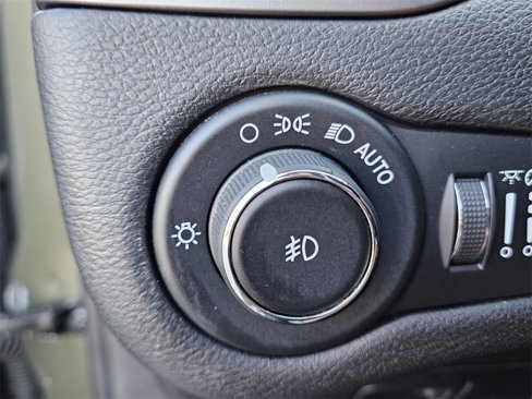 Used 2019 Jeep Cherokee Latitude Plus w/ Cold Weather Group image 40