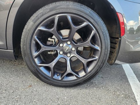 Used 2019 Chrysler 300 Touring w/ Sport Appearance Package image 3