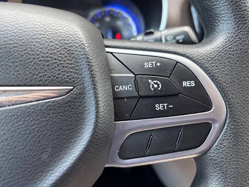 Used 2017 Chrysler Pacifica LX image 29